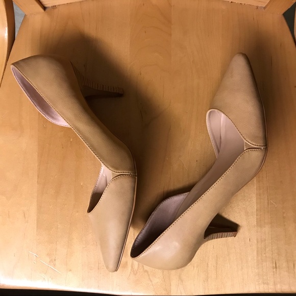 Sexy nude/tan pointed toe heels - Picture 3 of 4